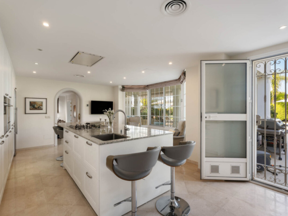 Elviria – walking distance to amenities and beaches.