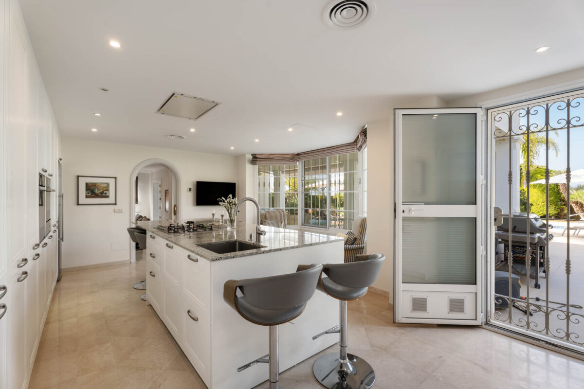 Elviria – walking distance to amenities and beaches.