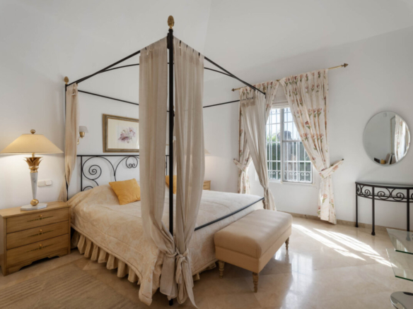Elviria – walking distance to amenities and beaches.
