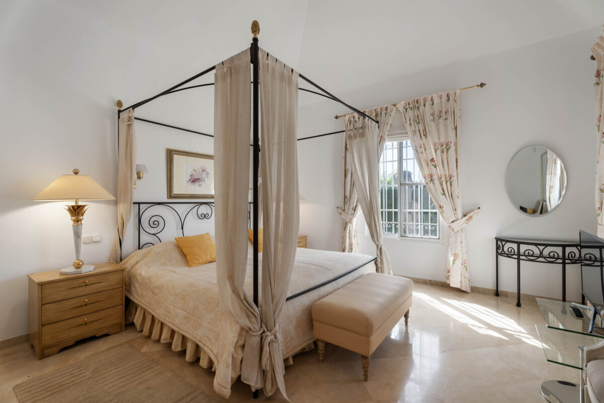 Elviria – walking distance to amenities and beaches.