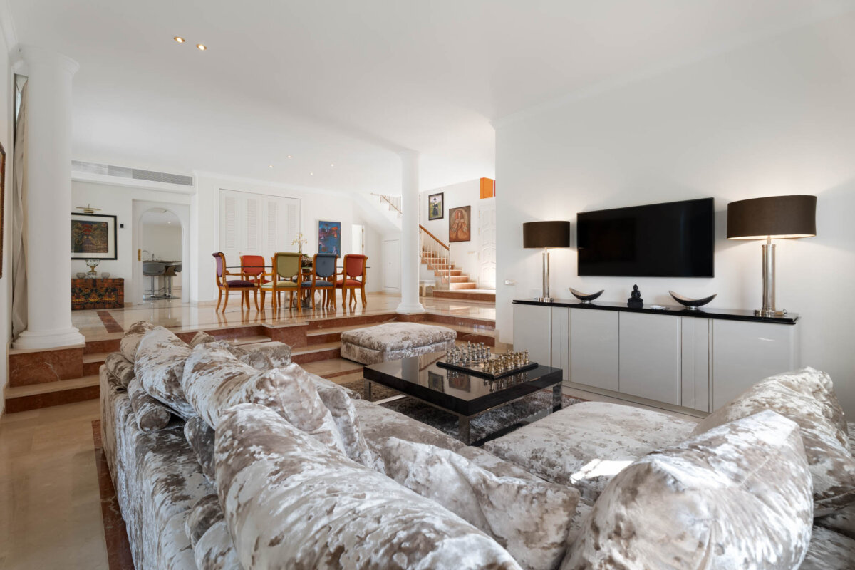 Elviria – walking distance to amenities and beaches.