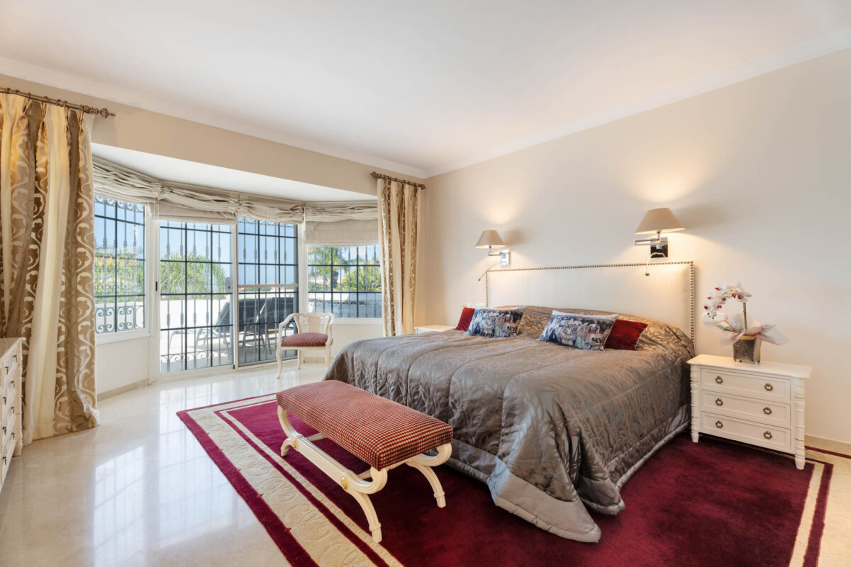 Elviria – walking distance to amenities and beaches.
