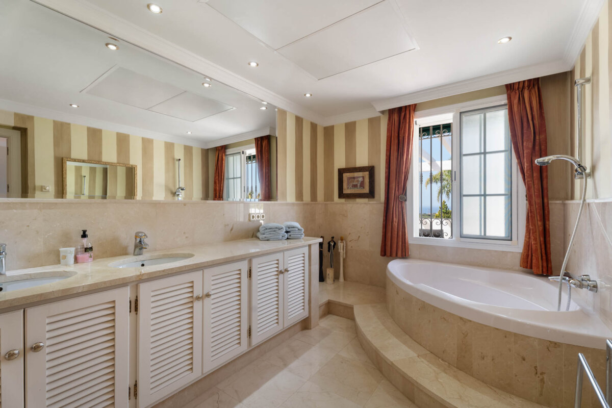 Elviria – walking distance to amenities and beaches.