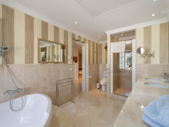 Elviria – walking distance to amenities and beaches.