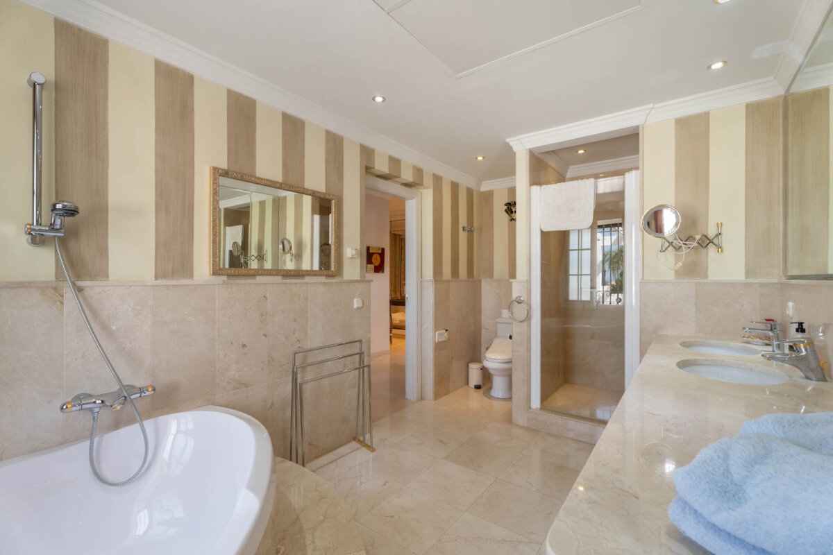 Elviria – walking distance to amenities and beaches.