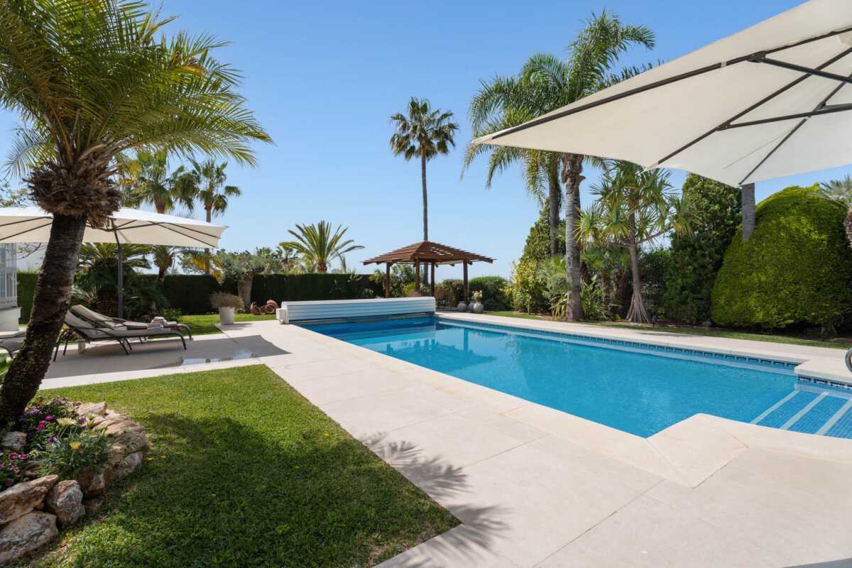 Elviria – walking distance to amenities and beaches.