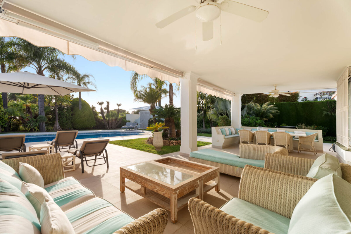 Elviria – walking distance to amenities and beaches.