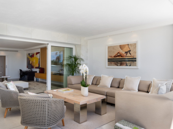 Los Granados Phase II, Puerto Banus.  Luxury Apartment